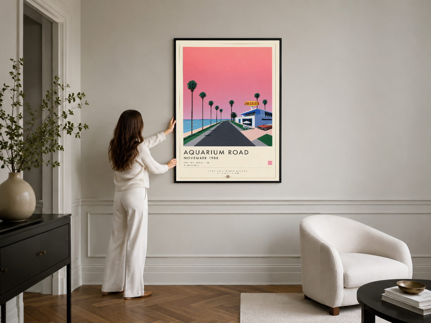 Siyah çerçeveli Aquarium Road posteri, modern yaşam alanında retro-futuristik duvar sanatı olarak sergileniyor.