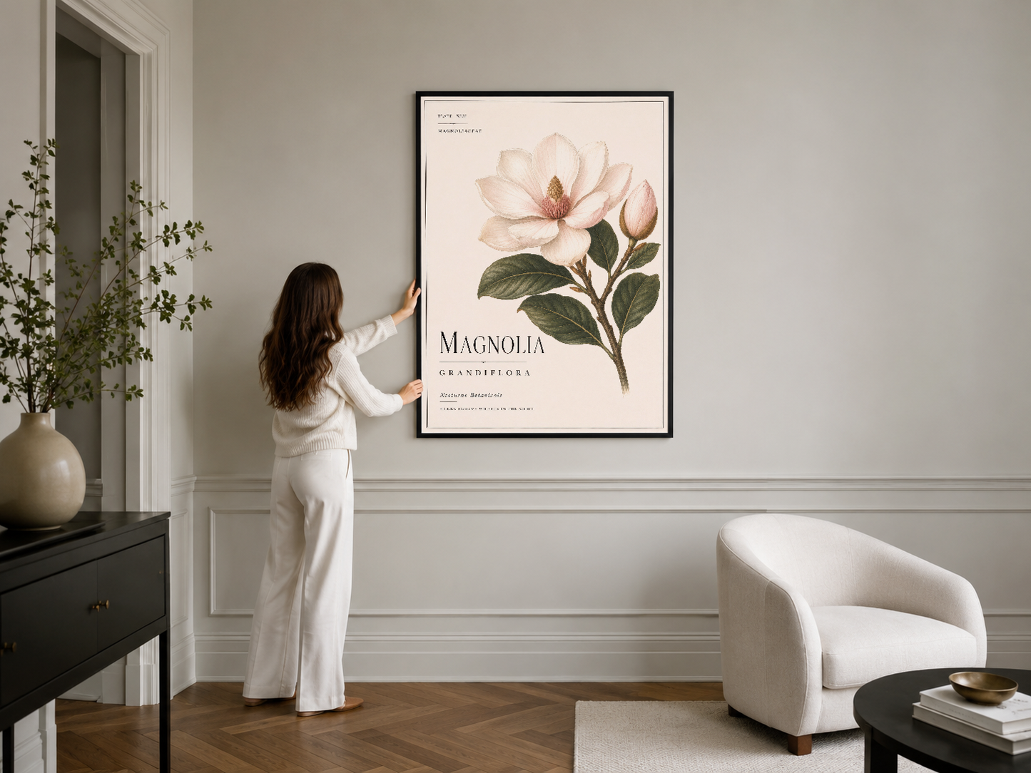 Siyah çerçeveli magnolia posteri, modern yaşam alanında şık iç tasarım aksesuarı olarak duruyor.