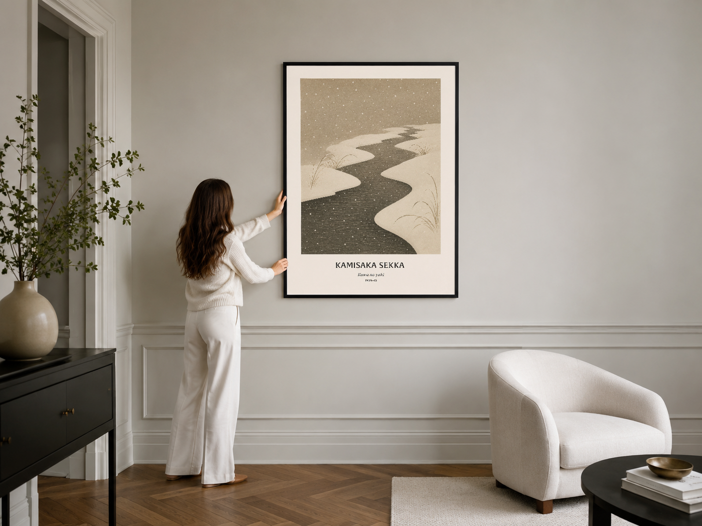 Siyah çerçeveli Kamisaka Sekka sanat eseri, şık beyaz oturma odasının duvarında, minimalist dekorasyonla mükemmel uyum