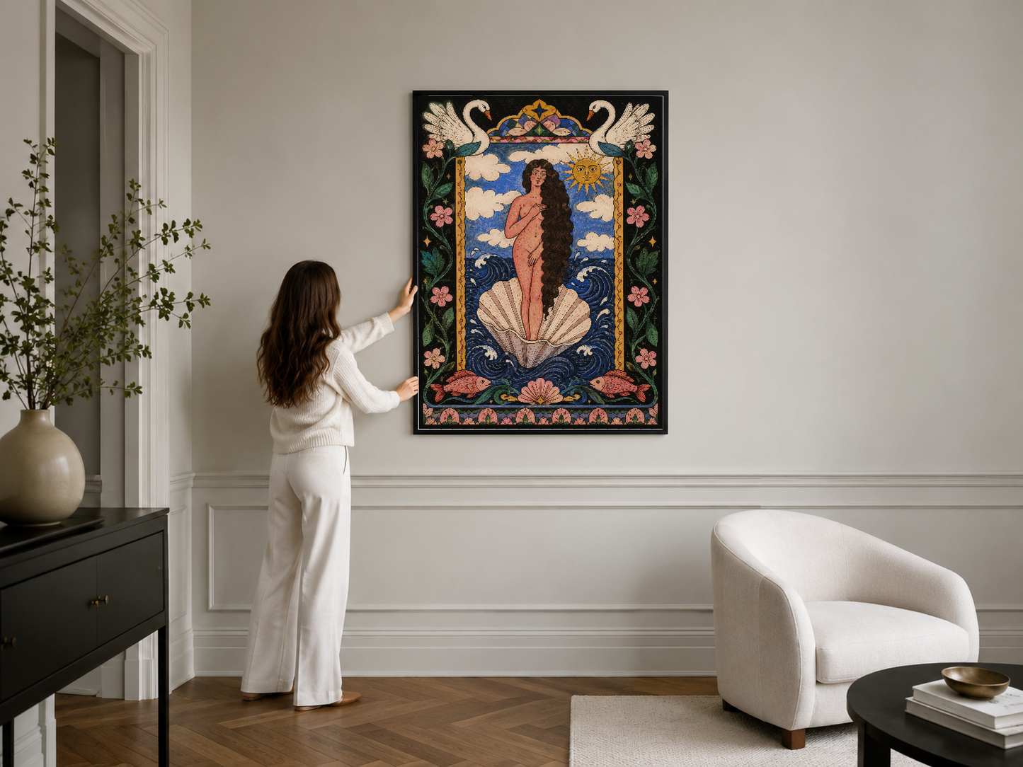 Modern yaşam alanında, siyah çerçeveli vintage estetiğine sahip duvar tablosu; sanat deco stilinde, ışık ve gölgesiyle odayı