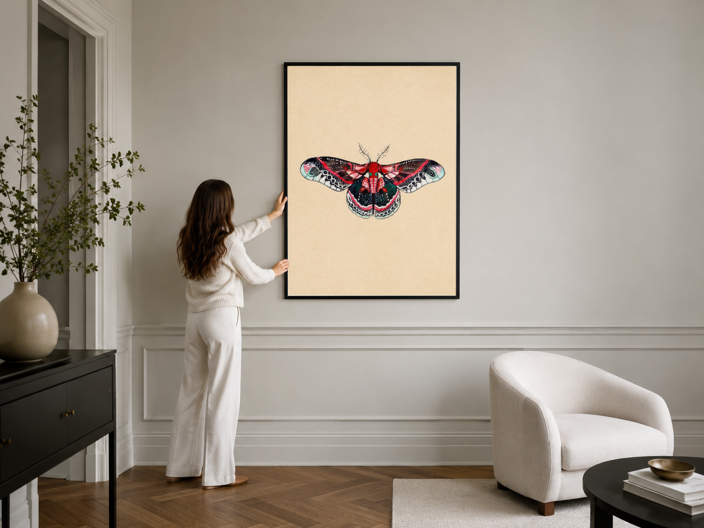 Siyah çerçeveli kelebek sanat eseri, seramik vazo ve modern mobilyalarla çevrili şık yaşam alanında sergileniyor.