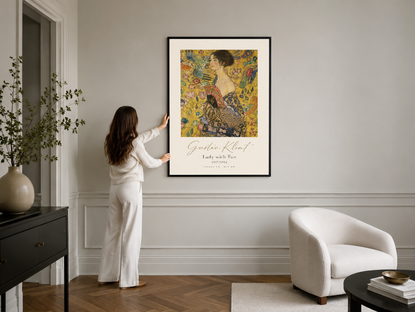 Klimt'in Venedik Koleksiyonu posterini gösteren siyah çerçeveli tablo, şık oturma odasında zarif dekorasyon öğesi olarak