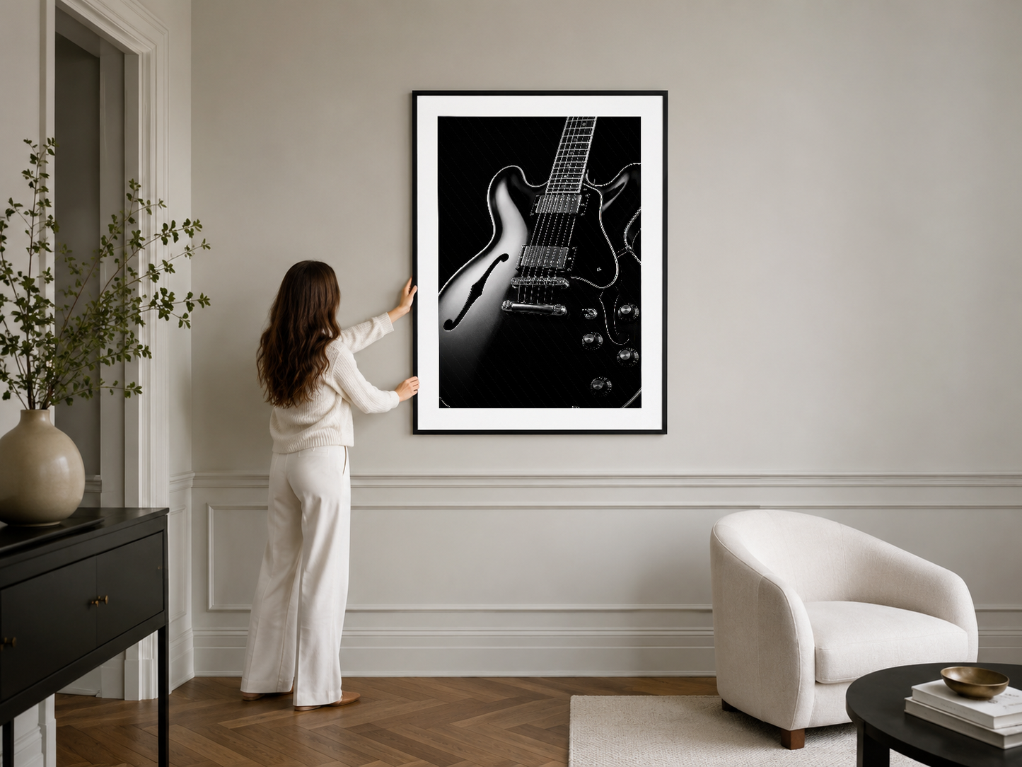 Şık siyah çerçeveli gitar posteri, klasik oturma odasının duvarında sanat ve stil birleştiriyor.