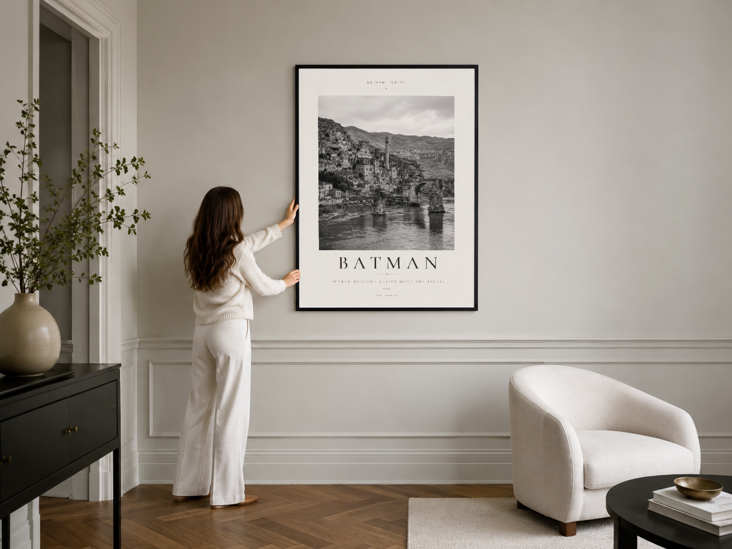 Batman tarihi kent görünümü siyah çerçeveli poster, şık oturma odasının duvar dekorasyonunda yerini almıştır.