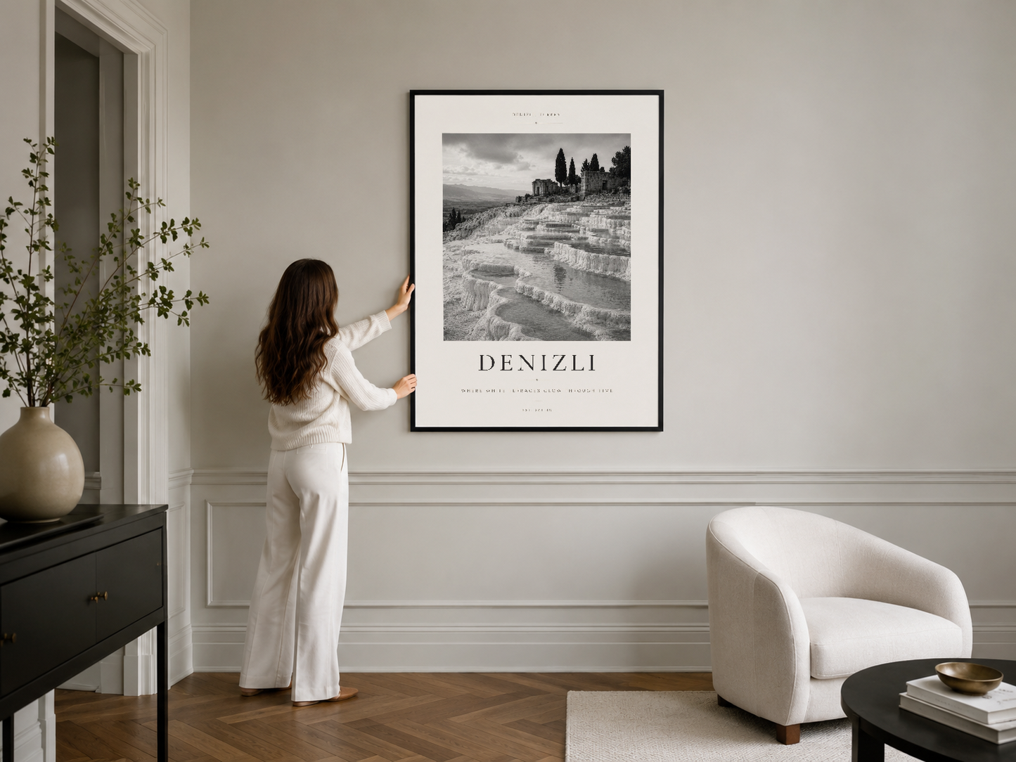 Pamukkale'nin termal havuzlarını konu alan sofistike duvar tablosu, siyah çerçeveliğinde modern dekorasyonlu oda.