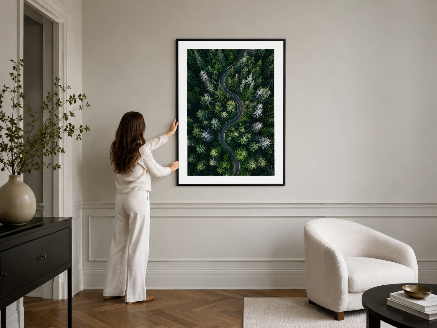 Havadan çekilmiş ormanlı yol motifi, siyah çerçeveli poster, şık modern apartman duvarında sergileniyor.