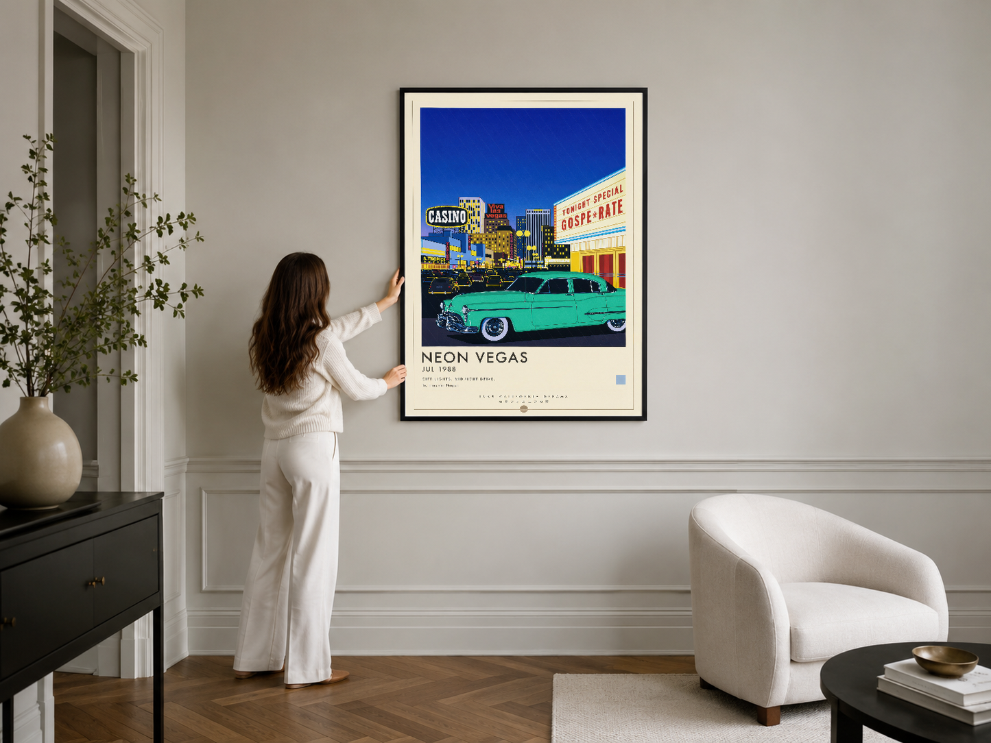 Neon Vegas tablosu, retro poster stilinde kazı tutan kişi ve siyah çerçeveli klasik Vegas sahnesiyle resepsiyon alanını
