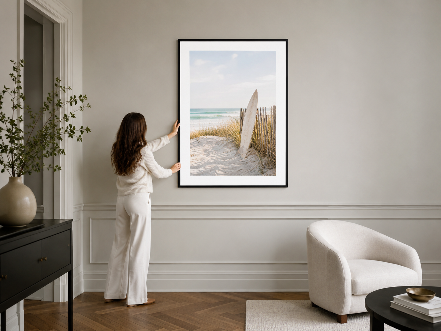 Siyah çerçeveleme ile modern minimalist ortamda gösterilen, kumsal detaylı marin manzarası tablosu.