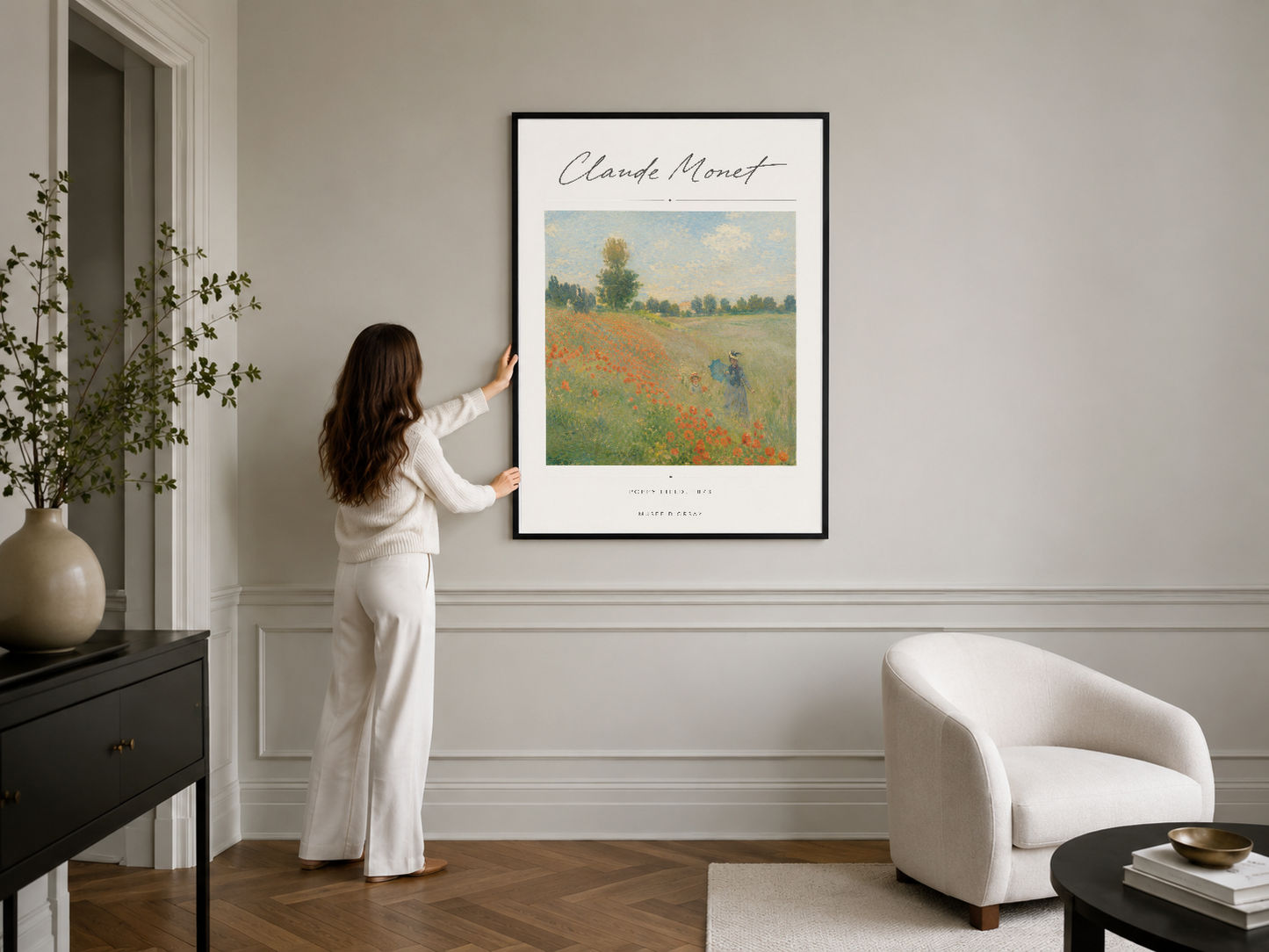 Monet Gelincik Tarlası tablosu, siyah çerçeveli, modern salon dekorasyon içinde duvar sanatı olarak gösterilmiş.