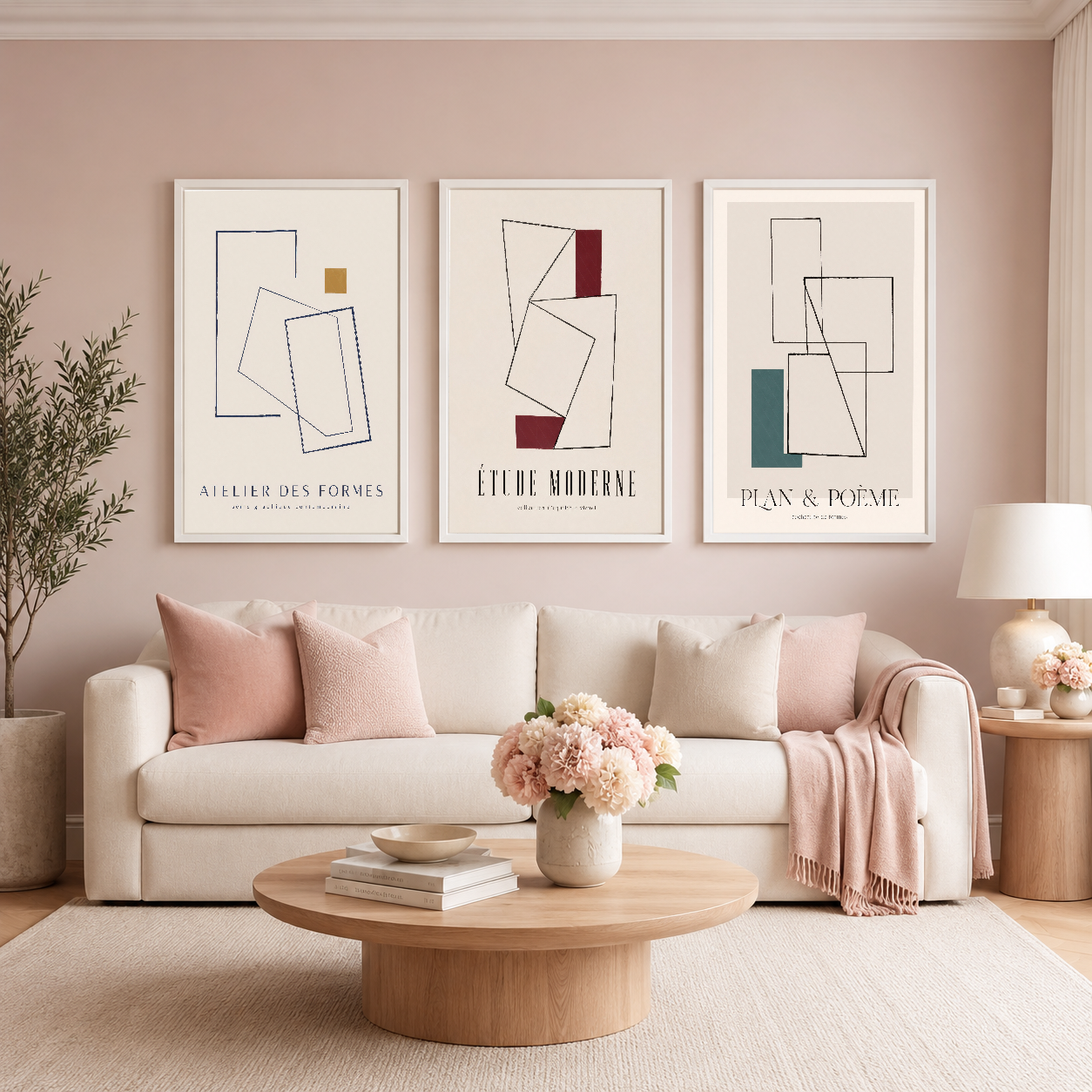 Çizgisel ve renkli geometrik desenlere sahip üç panel tablo, pastel pembe oturma odasının dekoratif merkez noktası.