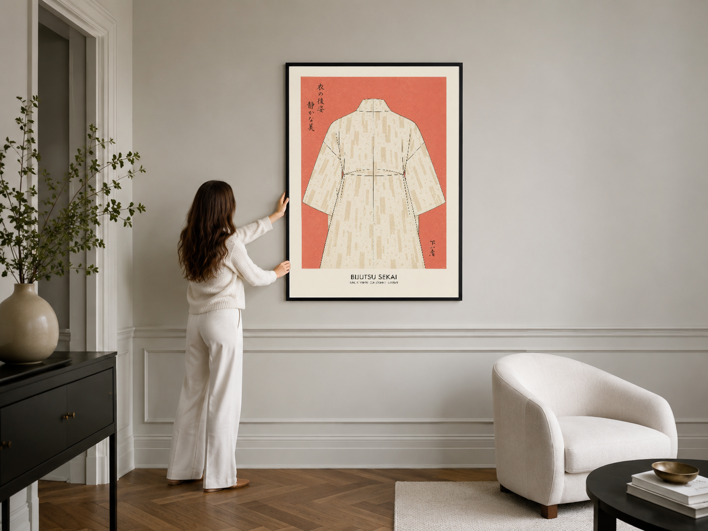 Siyah çerçeveli Japon kimono tasarımı, modern beyaz oturma odasında duvara asılı sofistike koleksiyon parçası.