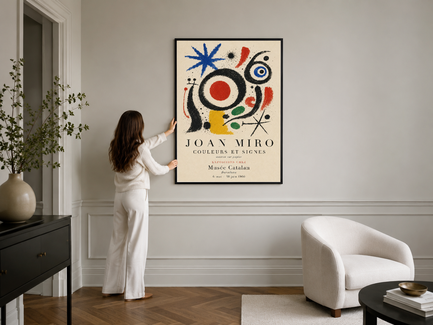 Mirò'nun imzası taşıyan müze kalitesi poster, şık iç mekanın duvarını sanatsal sofistikasyonla vurgular.