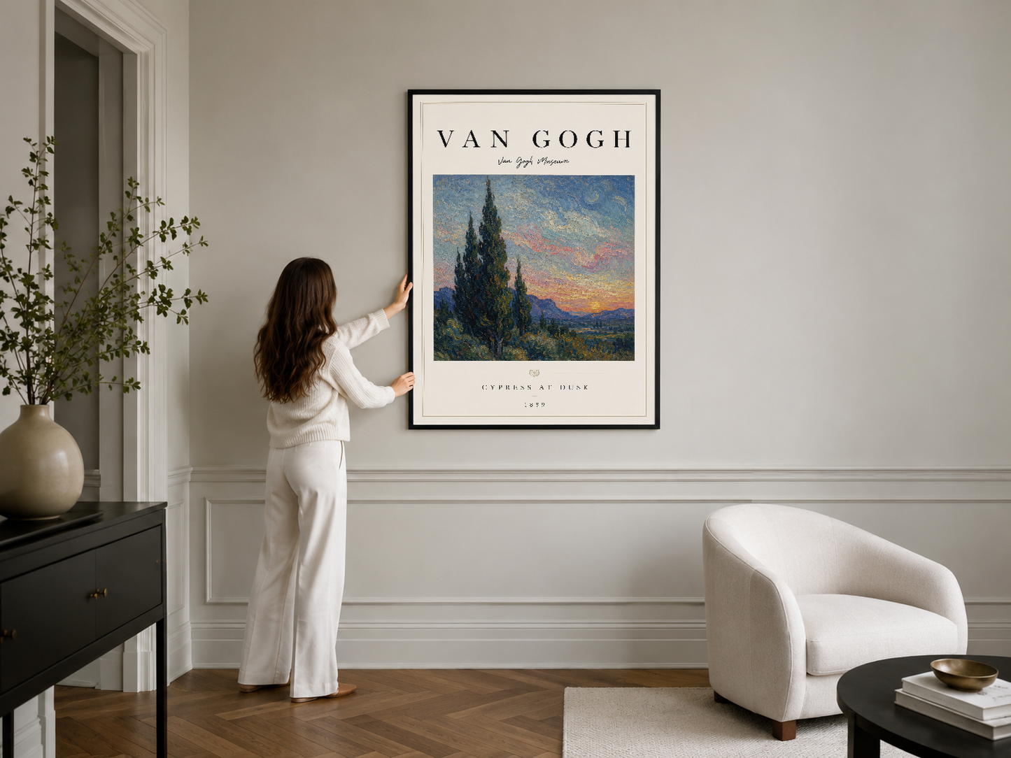 Van Gogh'un Cypress at Dusk posteri, siyah çerçevesi ile şık bir yaşam alanında duvar dekorasyonu.