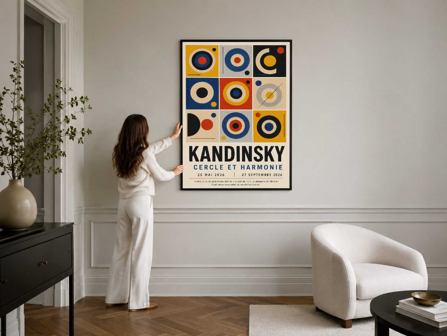 Kandinsky geometrik sanat tablosu, neoklasik oturma odasında şık siyah çerçeveyle asılı, minimalist dekorasyon tamamlıyor.