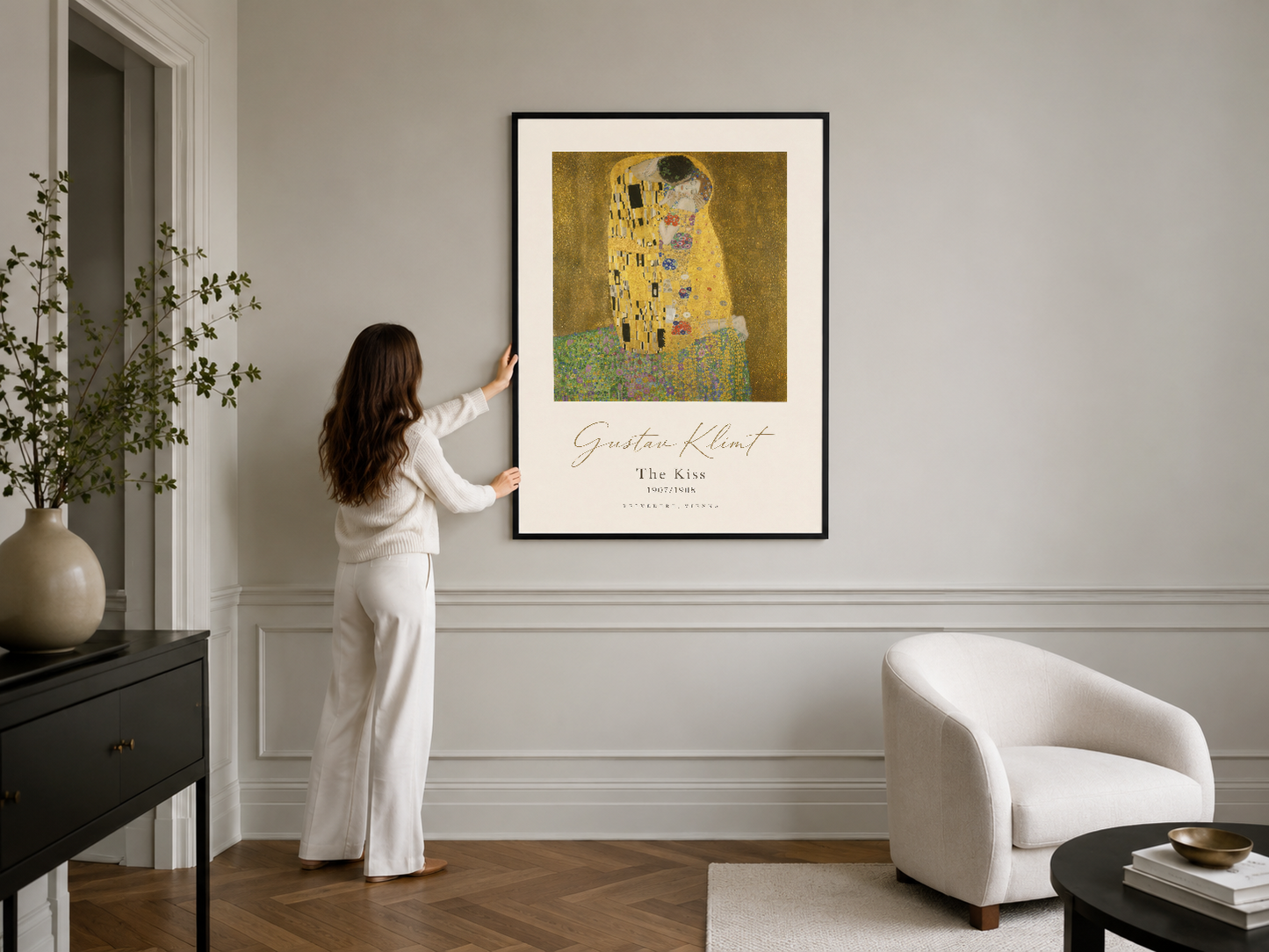 Altın ve yeşil tonlarıyla Klimt'in Öpücük tablosu, minimalist beyaz odanın duvarında zarif sanat parçası.