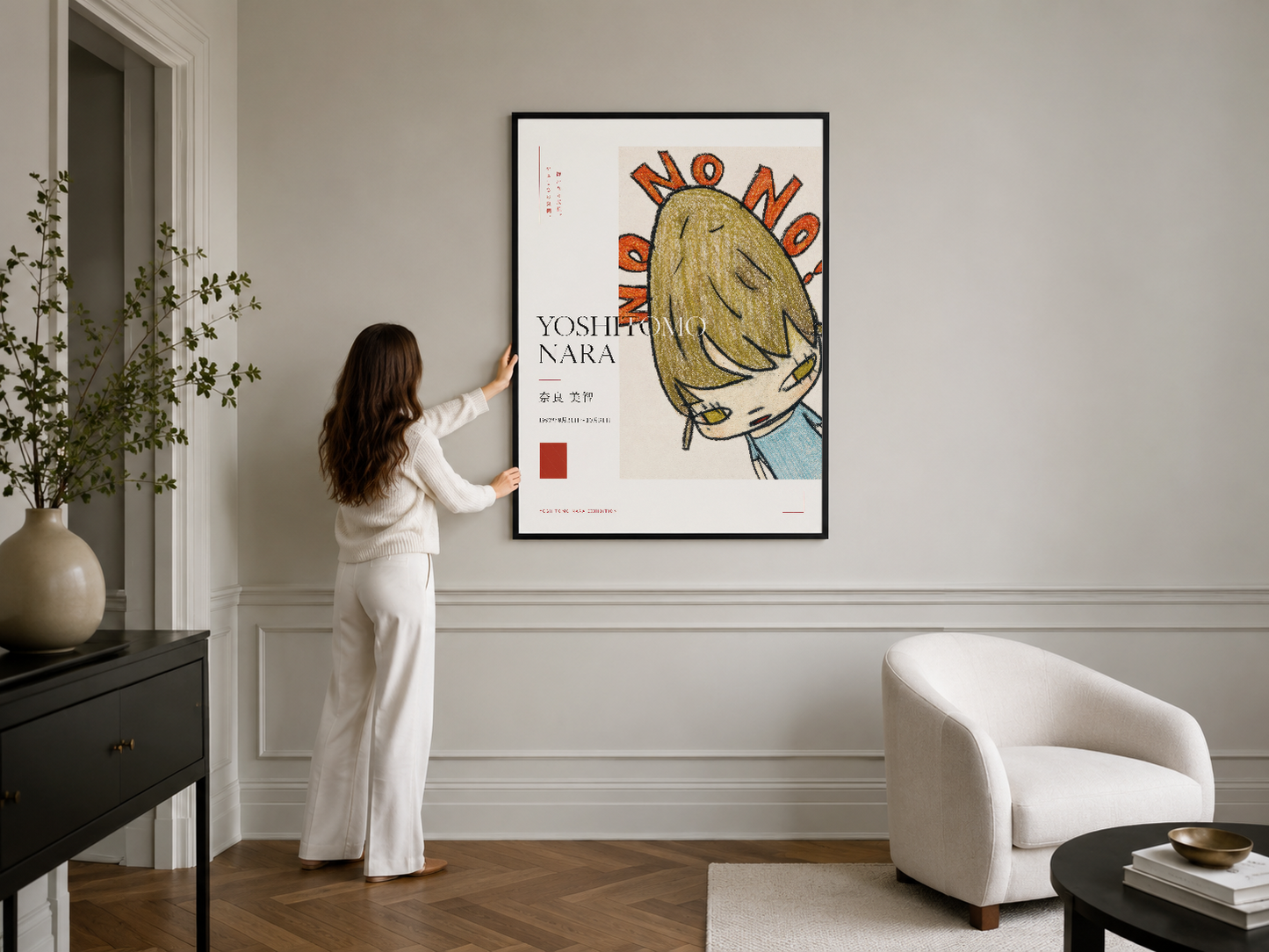 Japonca metinli Yoshitomo Nara tasarımı poster, şık modern evde siyah çerçeveli duvar dekorasyon olarak asılı.