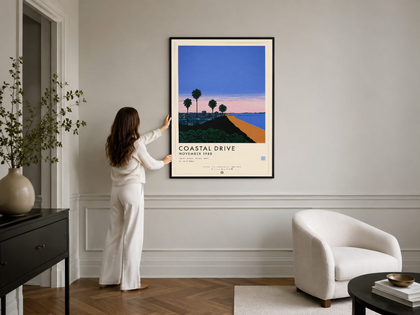 Kıyı yolunu tasvir eden poster sanat, modern ev dekorasyonunda siyah çerçeveli duvar tablosu olarak sunulmuş.