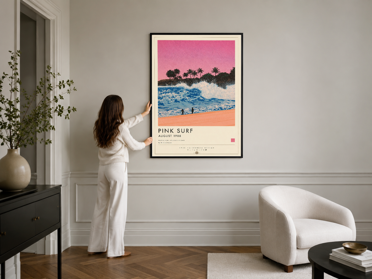 Çağdaş bir yaşam alanında siyah çerçeve içinde Pink Surf duvar sanatı, tropikal sahil nostalji spreyle dekore ediyor.