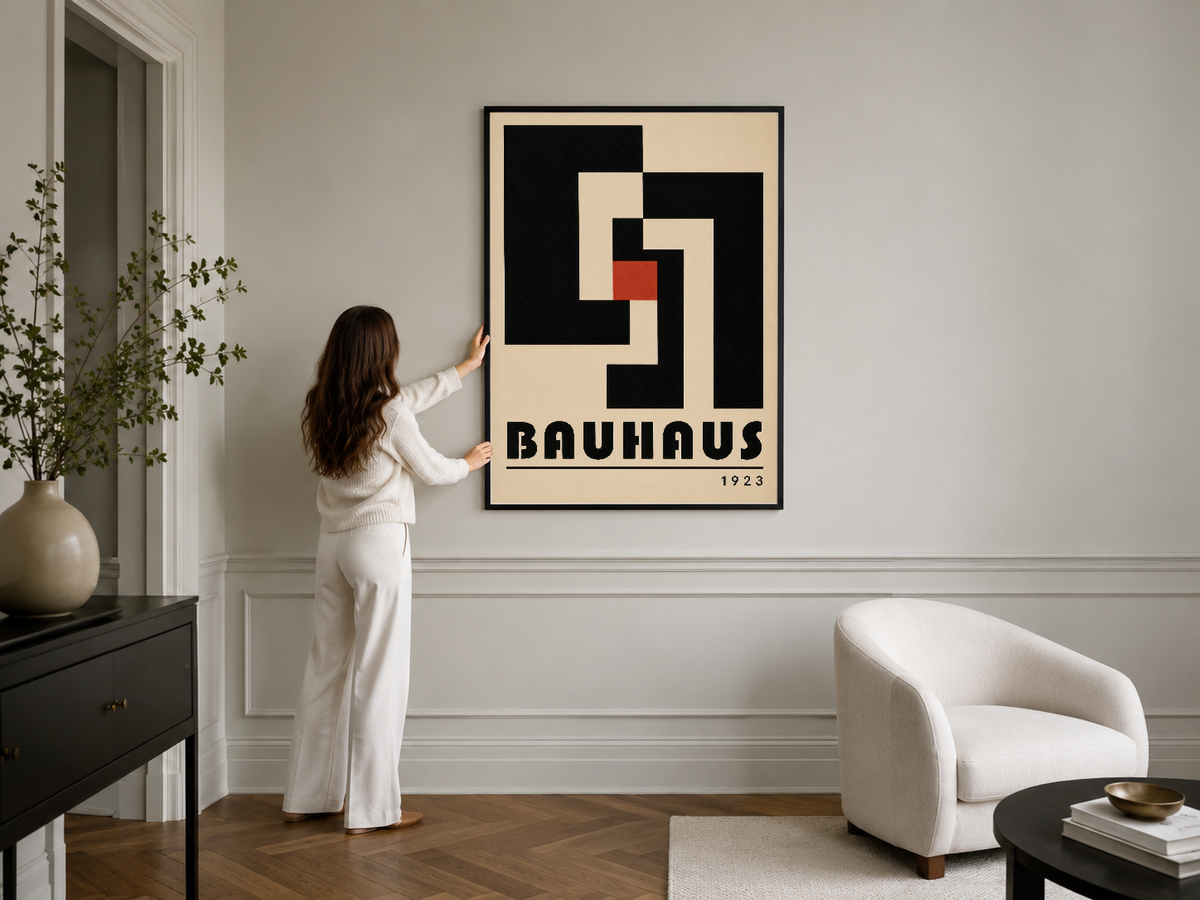 Bauhaus ikonik tasarımı siyah çerçevede, modern iç dekorasyonda duvar sanatı uygulaması.