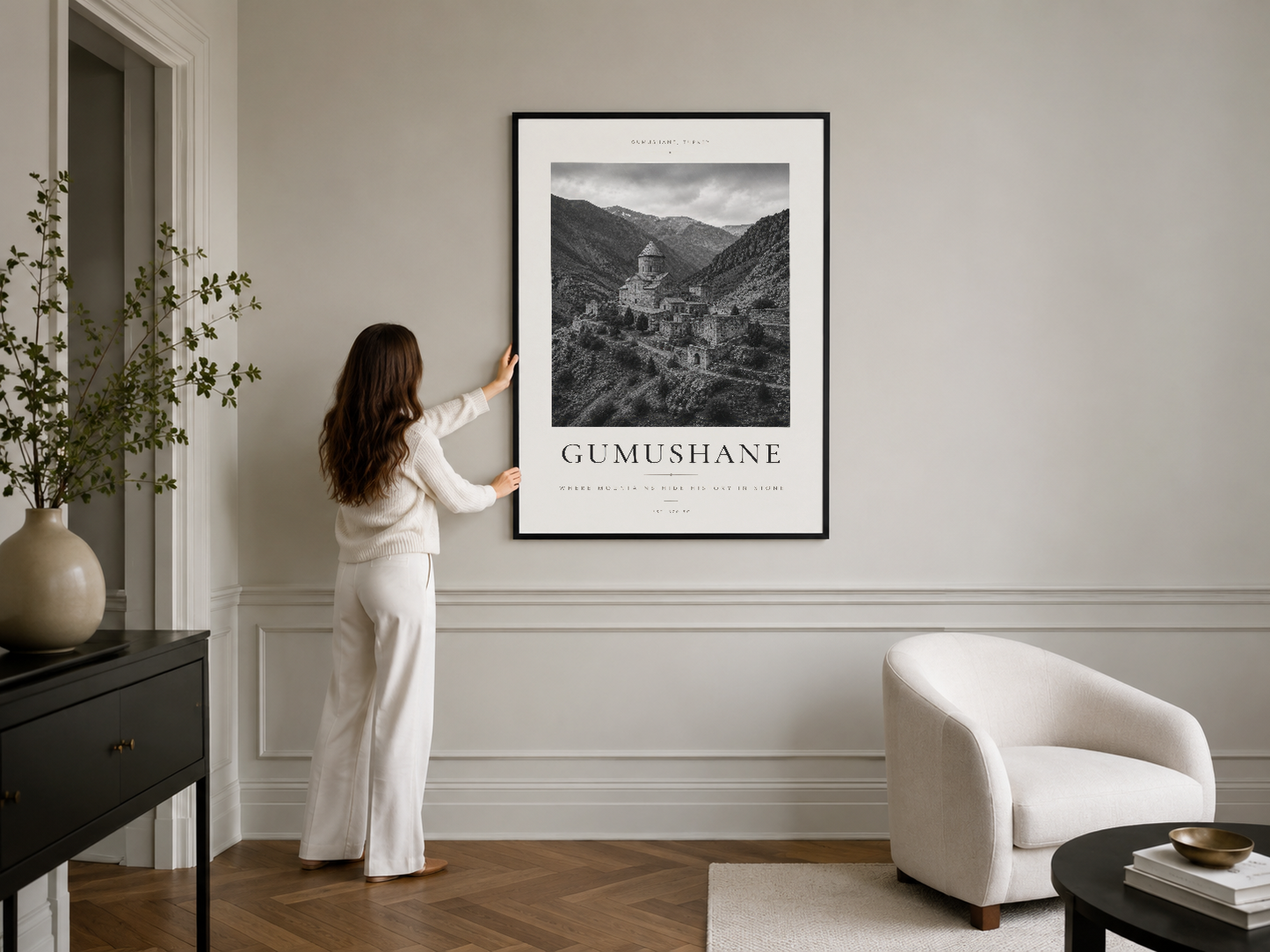 Siyah çerçeveli Gümüşhane posteri, klasik iç tasarımda minimalist uyum ve zarafet.