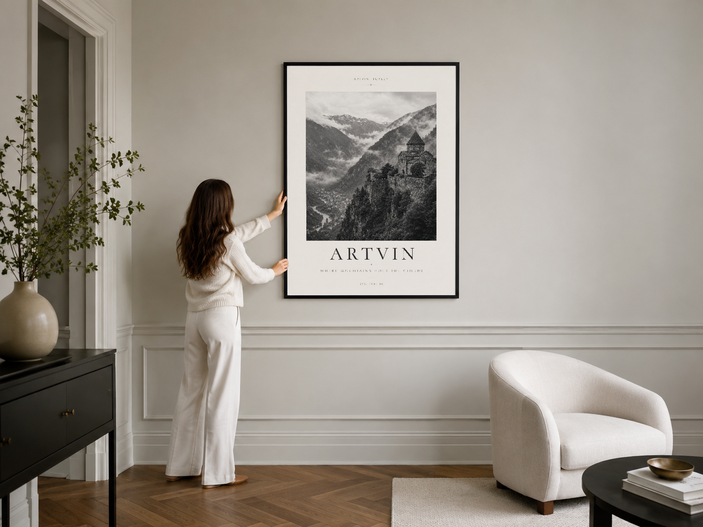 Siyah çerçeveli Artvin posteri, şık modern oturma odasında klasik duvar sanatı olarak gösterilmektedir.