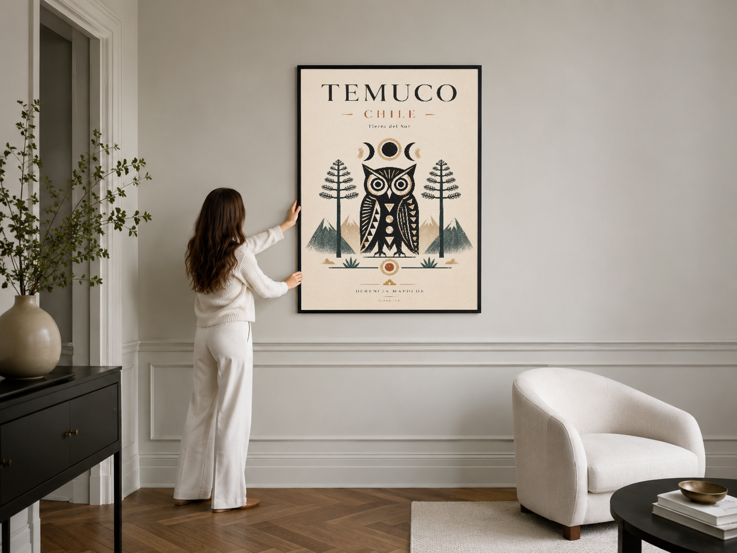 Temuco Chile baykuş motifli poster, siyah çerçevede şık beyaz yaşam alanında minimalist duvar sanatı.