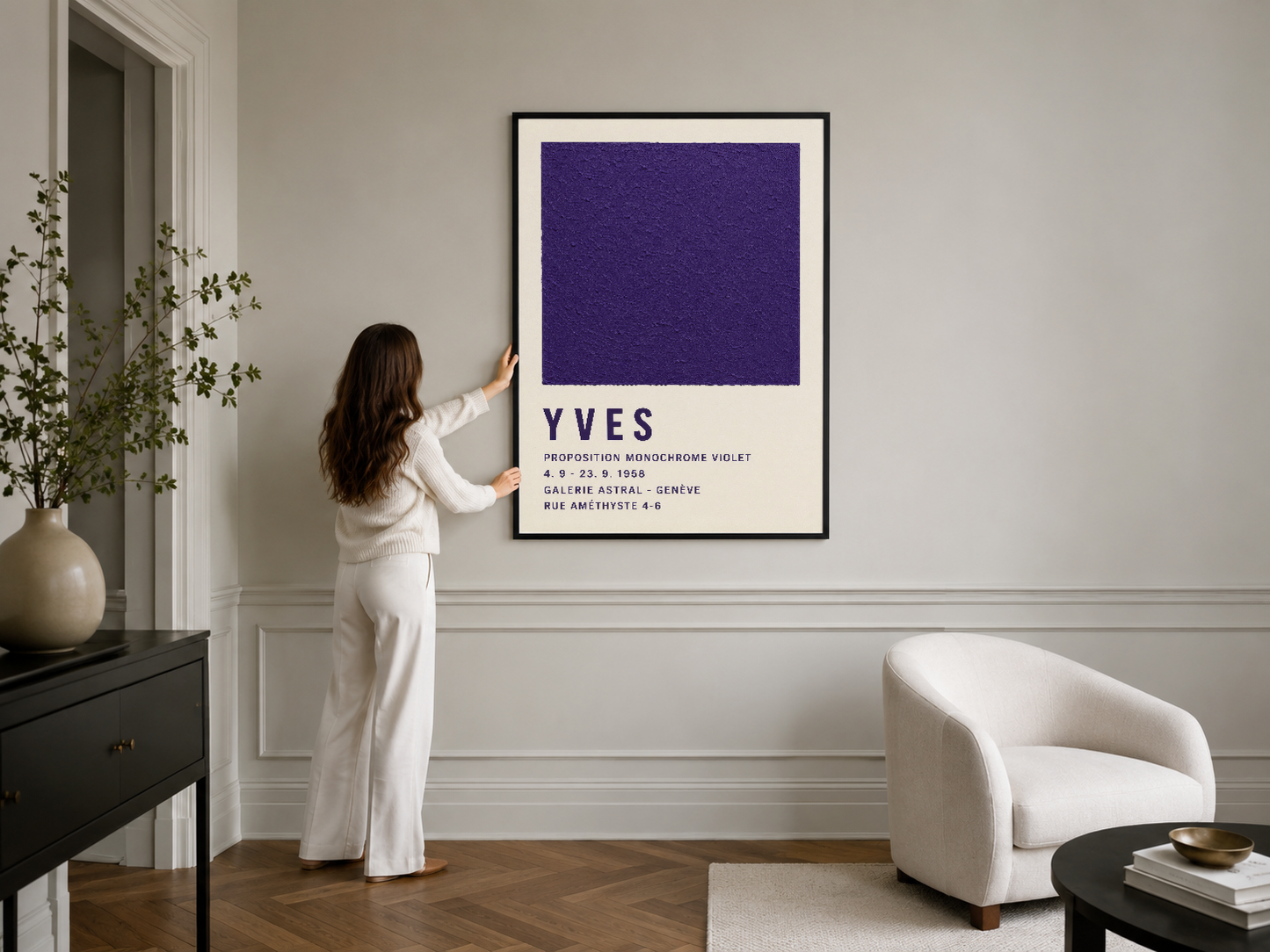 YVES monokrom violet duvar sanatı, siyah çerçevede şık iç mekan dekorasyonu olarak gösterilmiştir.