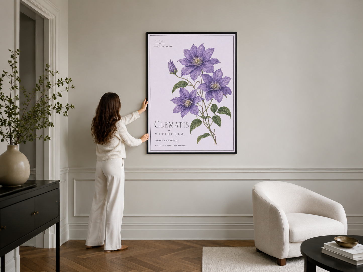 Klasik beyaz panelli odada, siyah çerçeveli zarif mor clematis viticella botanik duvar tablosu.