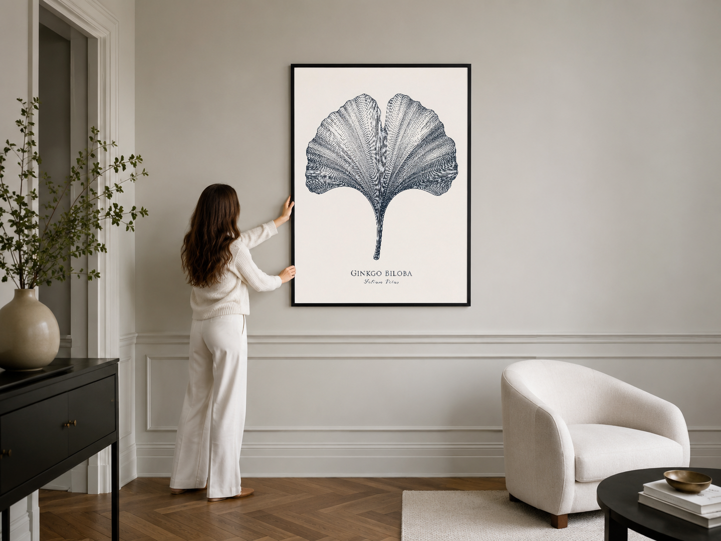 Ginkgo Biloba sanat tablosu, siyah çerçeveli, şık modern iç mekanda sergilenmiş.