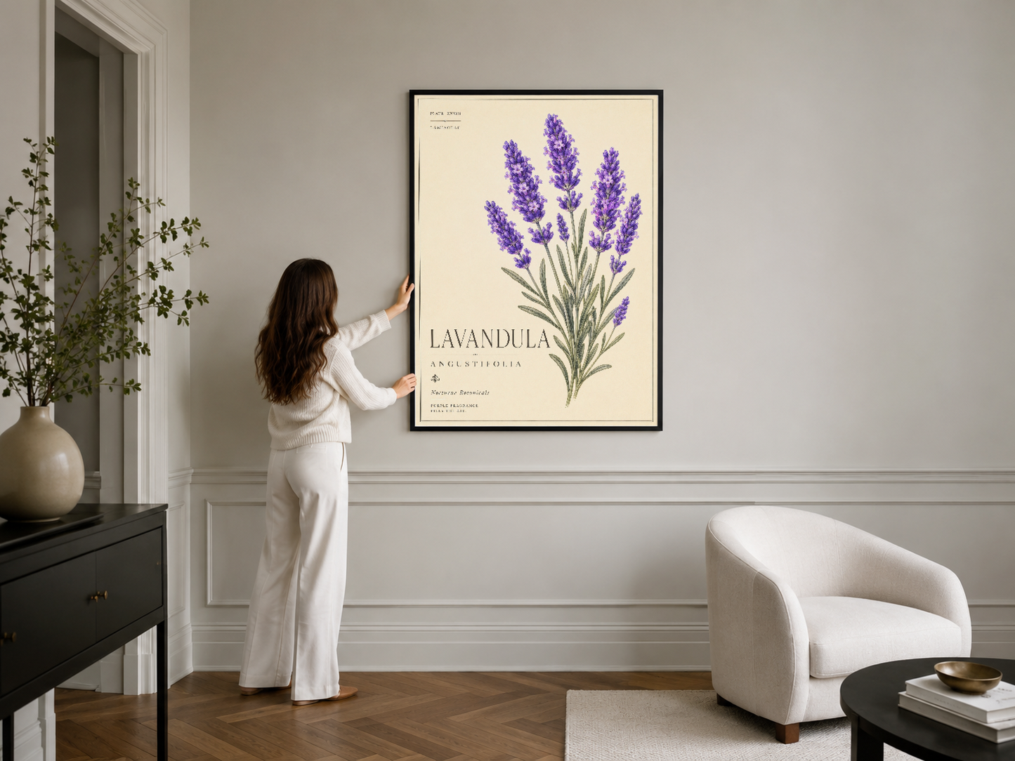 Lavanda botanik tablosu, siyah çerçevesiyle contemporary iç tasarımda rafine bir vurgu oluşturuyor.