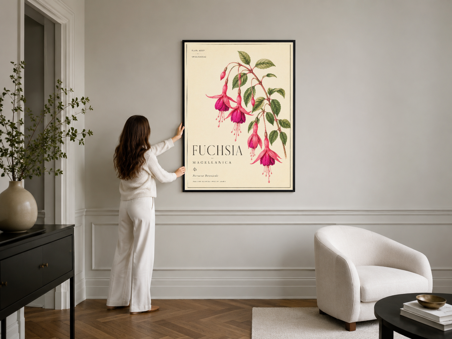 El sanatı hissiyatı taşıyan fuşya çiçek tablosu, siyah çerçeveli, minimalist iç dekorasyonun odak noktası haline geliyor.