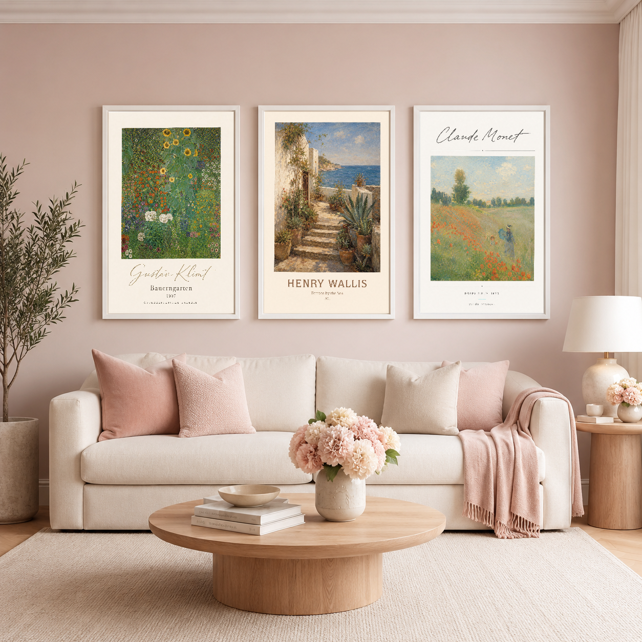 Klasik sanat eserlerinin üç parçalı çerçeveli seti, pembe duvarlar ve krem kanepenin üstünde asılı şık dekorasyon.