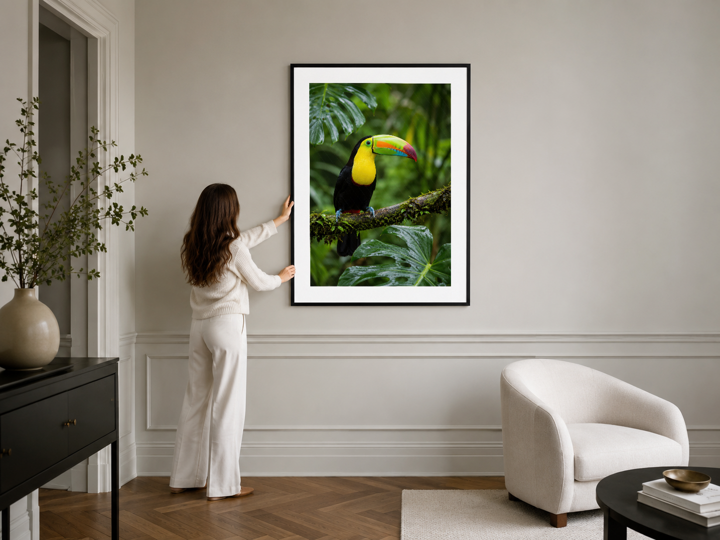 Toucan doğa fotoğrafı tablosu, siyah çerçeveli çağdaş salon duvarında dekoratif sanat parçası.