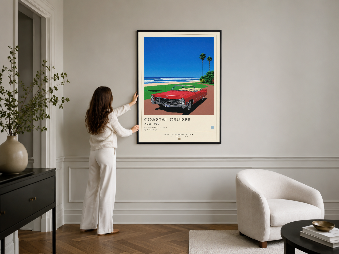 Siyah çerçeveli sahil ve vintage otomobil tasarımlı poster, şık salon dekorasyonunda yer almış.