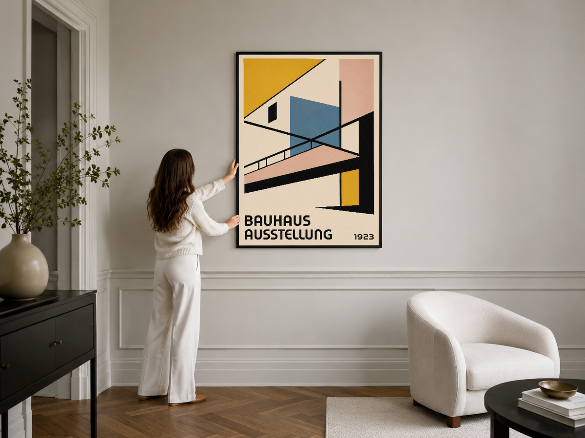 1923 Bauhaus tasarım duvar tablosu, siyah çerçeveli, modern oturma alanında sanat aksentı.