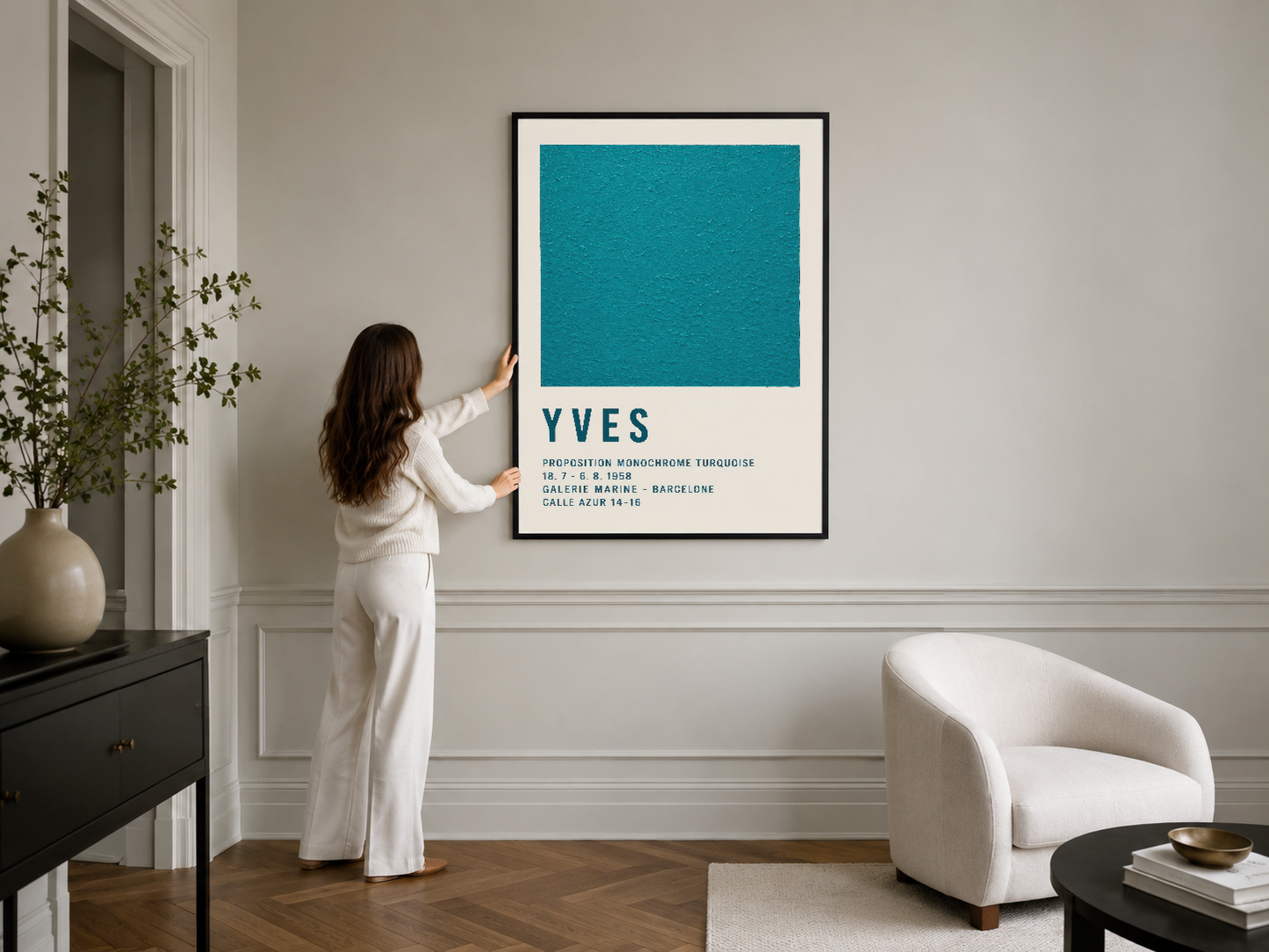 Türkuaz renkli minimalist poster, siyah çerçevesiyle klasik iç tasarım duvarında şıklıkla yerleştirilmiş.