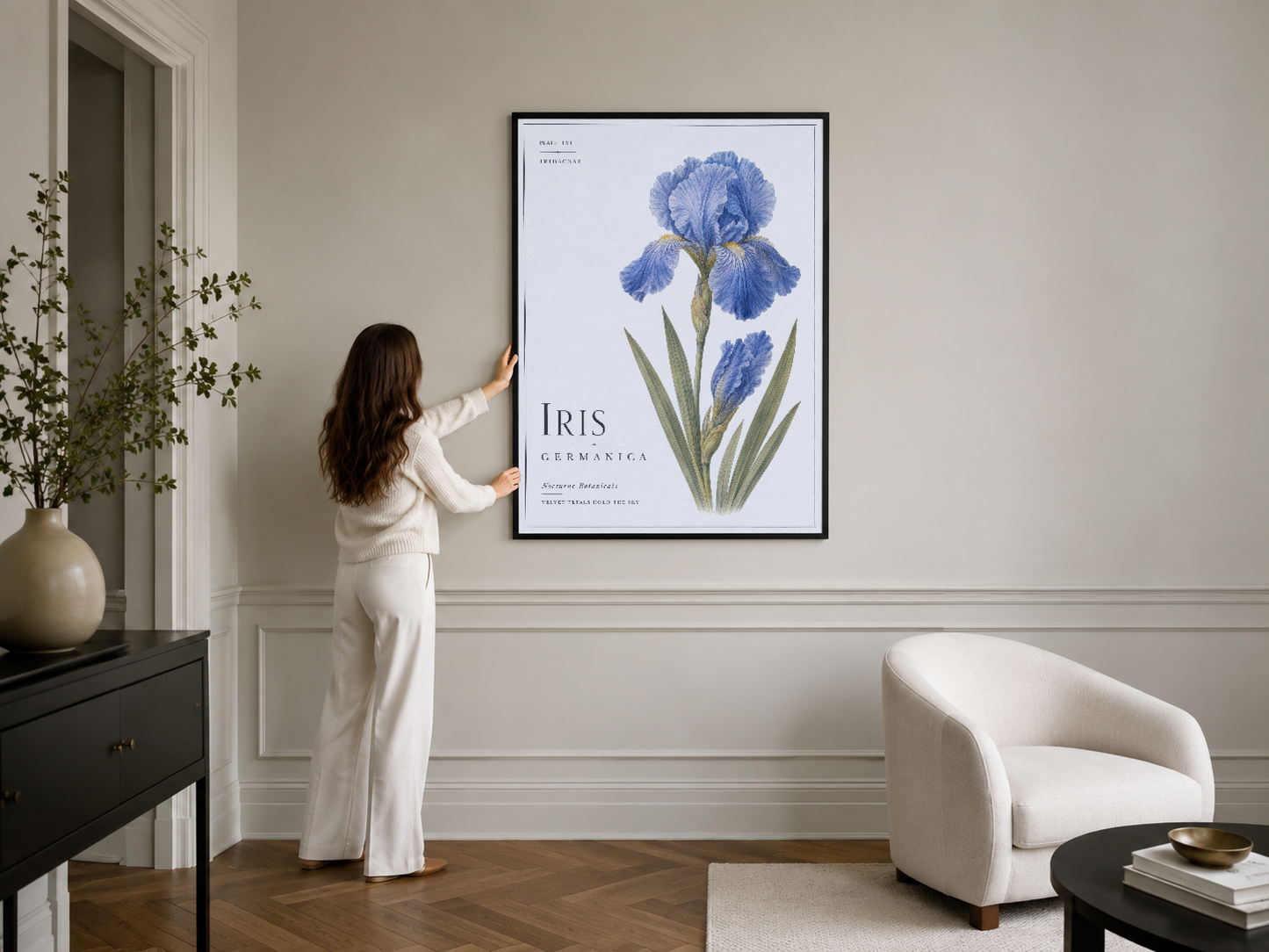Iris germanica duvar tablosu siyah çerçevede, şık salon ortamında dekоrasyonlarla birlikte.