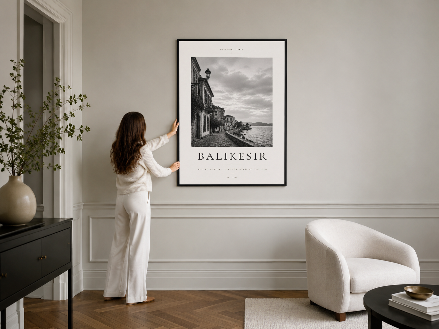 Balıkesir'in kumsalının dramatik siyah-beyaz görüntüsü, siyah çerçeveli tasarımla modern iç mekanda sergilenen poster.