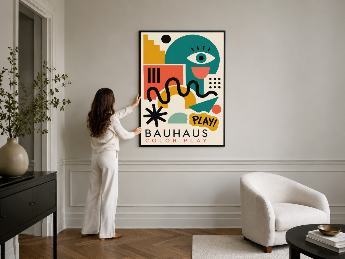Bauhaus Color Play duvar tablosu, siyah çerçeveli kusursuz görünümü ile klasik iç mekan dekorasyonunu modern hale getirir.
