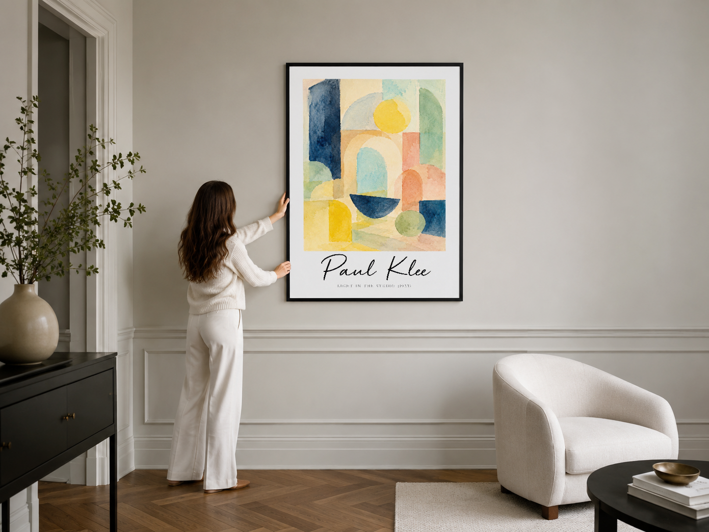 Sarı, mavi ve turuncu tonlarından oluşan soyut Paul Klee tasarımı, klasik siyah çerçevede şık duvarda.