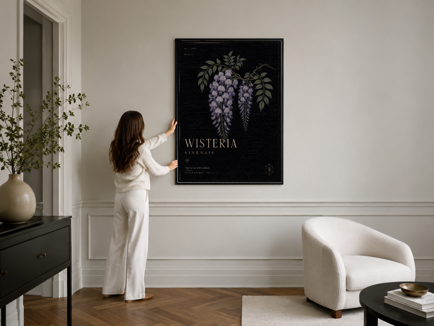 Wisteria botanik tablosu, siyah çerçeveli, şık beyaz oturma odasında duvar süsü olarak.