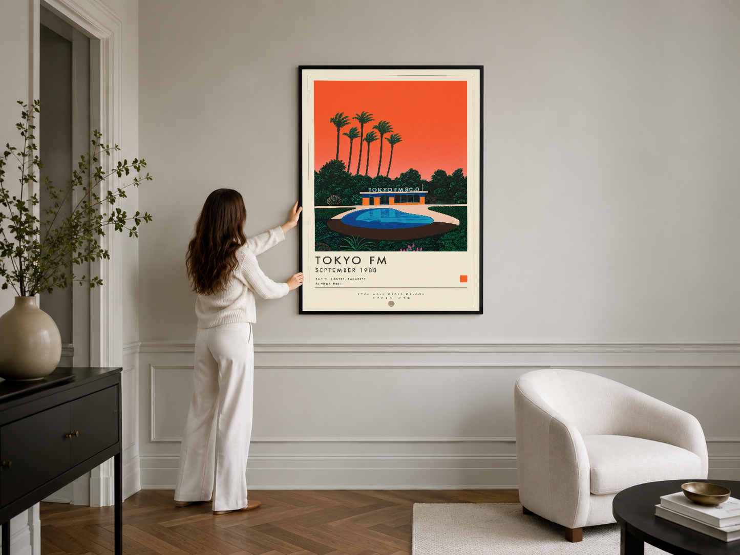 Sade modern oturma odasında siyah çerçeveli Tokyo FM posteri, retro estetik ve contemporary iç tasarımın mükemmel birleşimi.