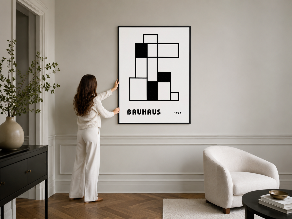 Bauhaus siyah çerçeveli posteri, klasik iç tasarımda siyah beyaz minimalist dekorasyon detayı olarak görülüyor.