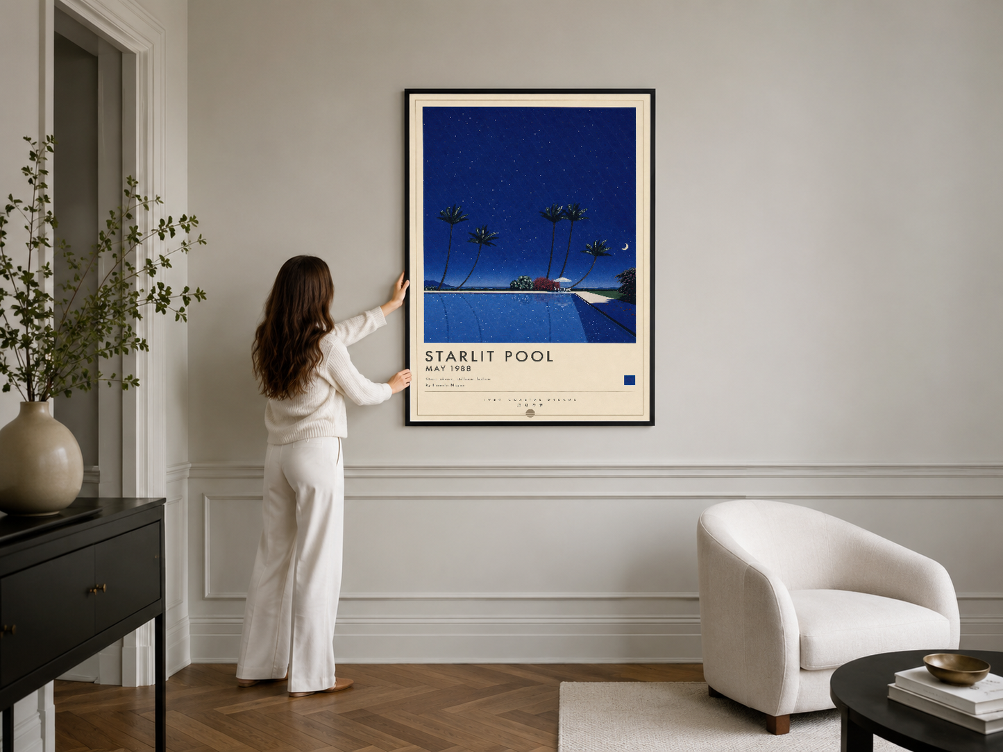 Minimalist tasarımın içinde, klasik çerçeveli Starlit Pool tablosu beyaz duvar üzerinde dikkat çekicidir.