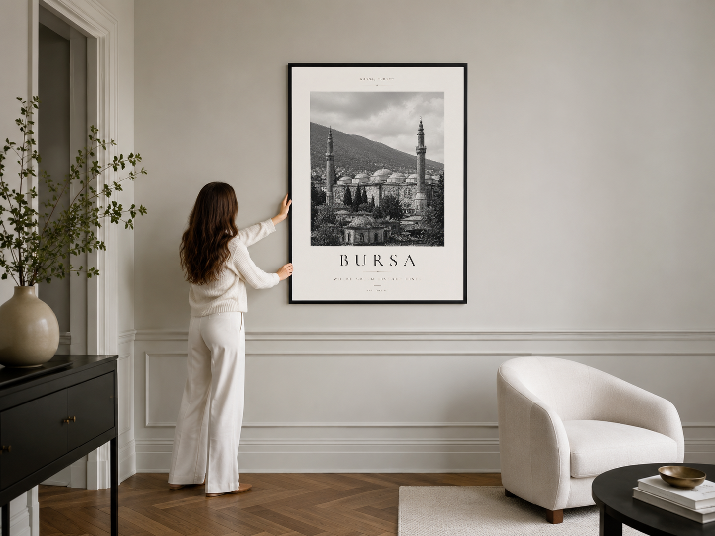 Bursa şehir manzarası siyah çerçeveli duvar tablosu, modern minimalist oturma odasında zarif görünüm yaratır.