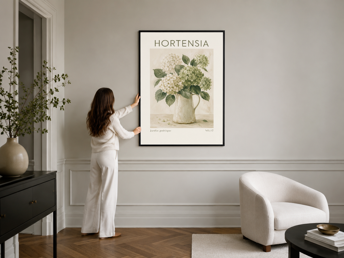 Siyah çerçeveli klasik hortensia ilüstrasyonu, modern minimalist odada panelli duvar üzerine asılı.