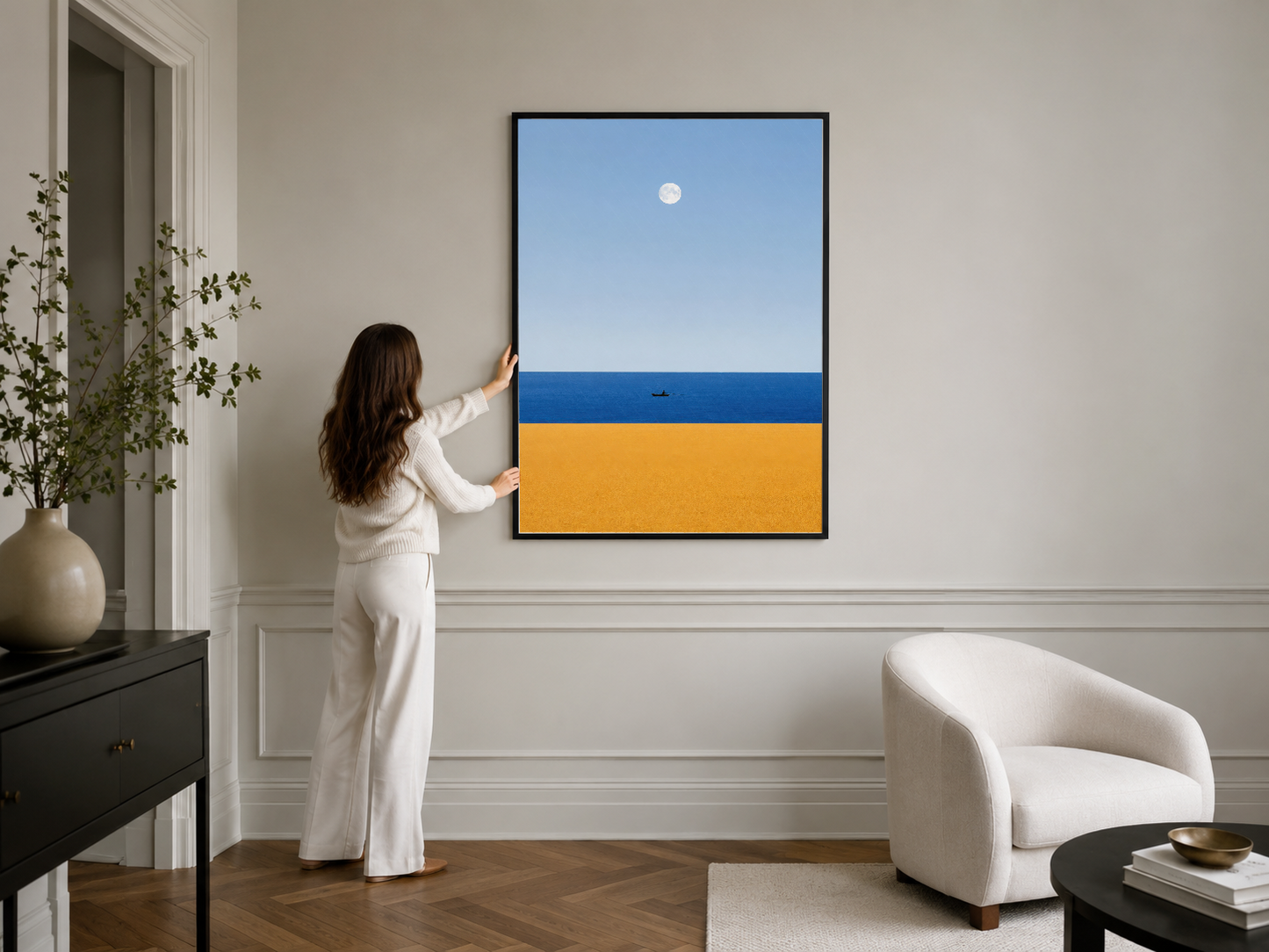 Mavi sarı horizon tasarımı çerçeveli duvar posteri, klasik dekorasyonlu ferah modern salonda sergileniyor.