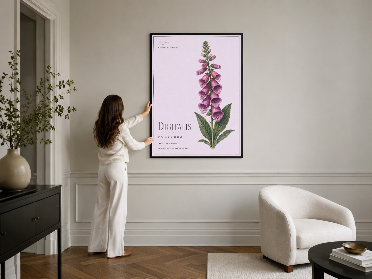 Siyah çerçeveli botanik digitalis görseli, modern klasik oturma odasında şık duvar dekorasyonu olarak asılmış sanat tablosu.