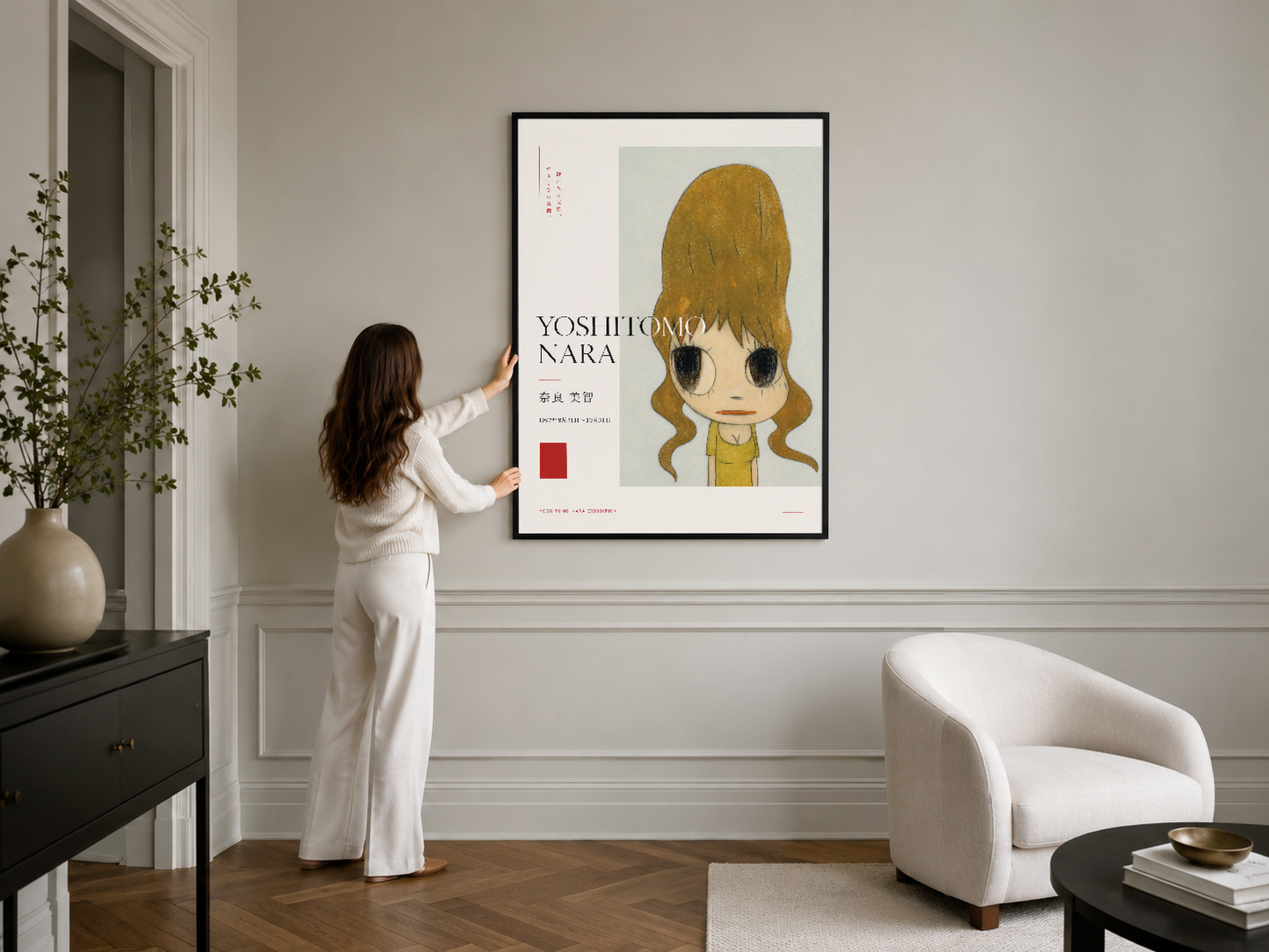 Japon sanat tarzı kız portresi, siyah çerçeveli duvar posteri, elegant salon ortamında sergilenmiş.
