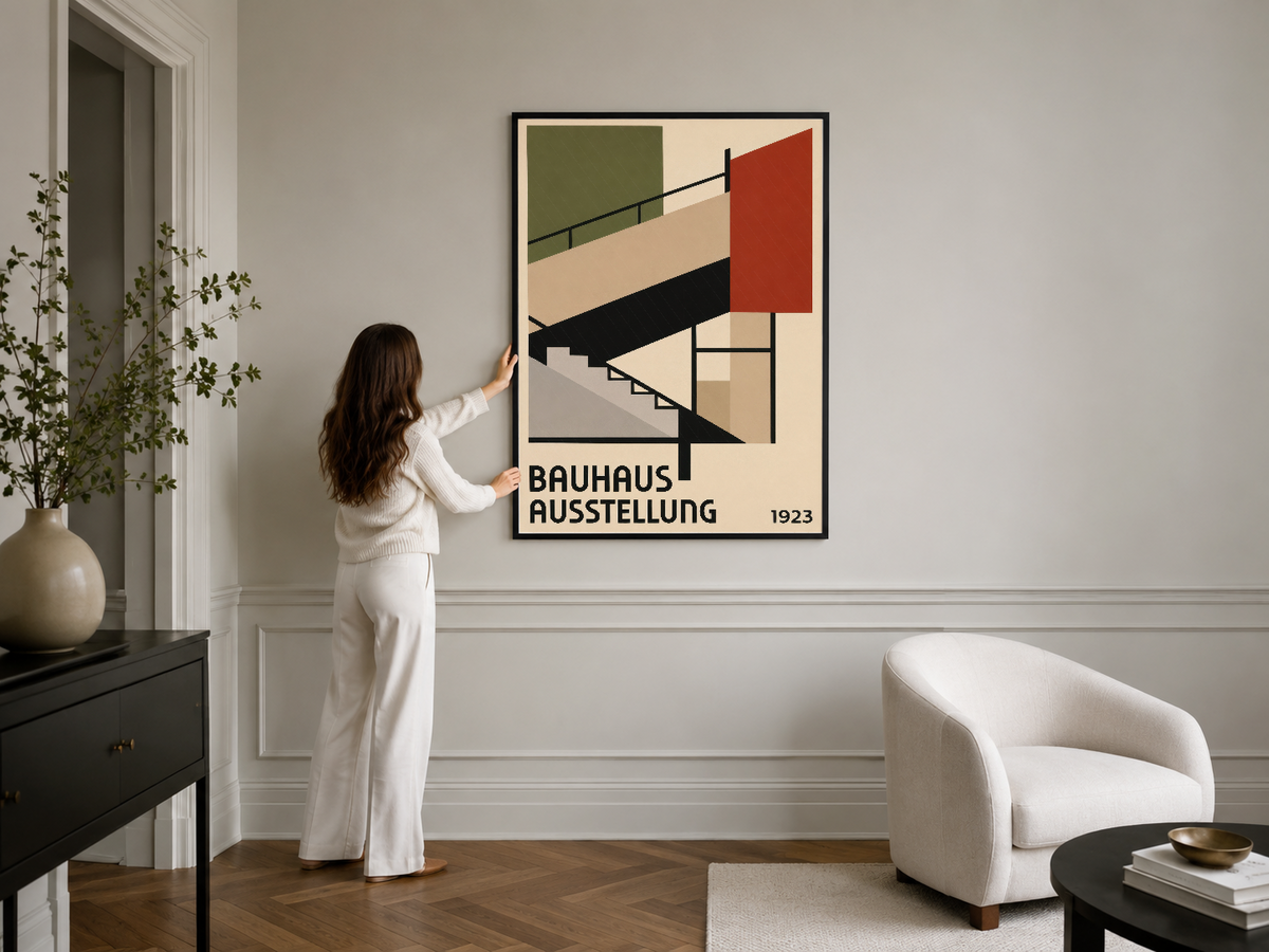 Klasik Bauhaus merdiven tasarımı posteri, şık siyah çerçeveli, modern yaşam alanında sergileniyor.